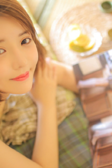 打扑克的男女